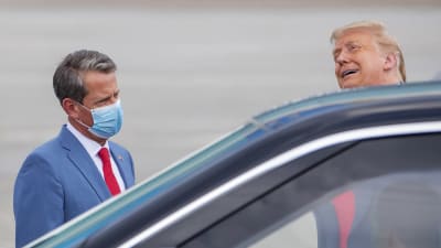 Guvernören i Georgia, Brian Kemp, hade själv ett munskydd på sig då han mötte president Trump på flygplatsen i Atlanta i onsdags. 