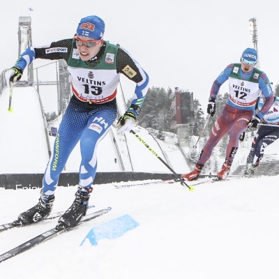 Matti Heikkinen åker skidor.