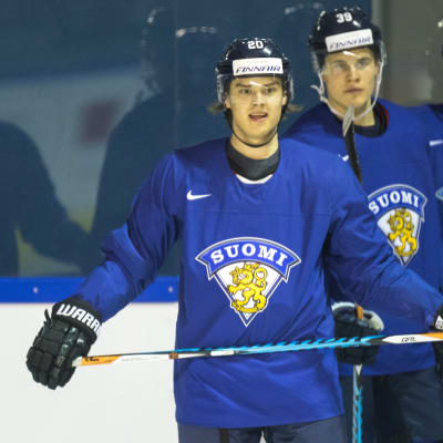 Sebastian Aho i förgrunden och Jesse Puljujärvi i bakgrunden.