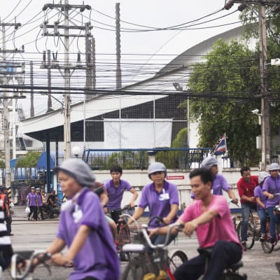 Arbetare vid den thailändska fabriken Siam Sempermed.