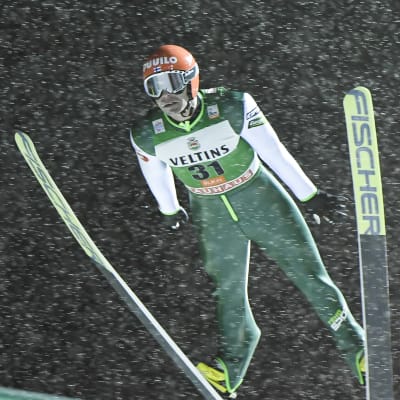 Janne Ahonen är en finsk backhoppare.