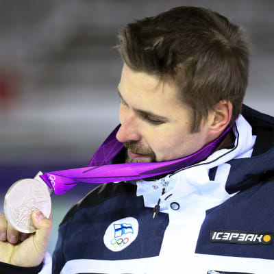Antti Ruuskanen fick sitt OS-silver i Lahtis i februari. Den ursprungligen silvermedaljören Oleksandr Pjatnytsja åkte fast för dopning.