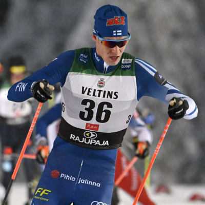 Niko Anttola hiihtämässä kilpaa Rukan maailmancupissa marraskuussa 2022.