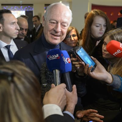 FN-sändebudet för Syrien, Staffan de Mistura, omgiven av journalister under Syriensamtalen i Genève 31.1.2016