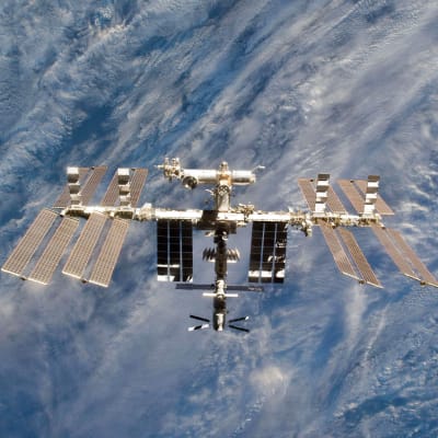 Besättningen på den internationella rymdstationen ISS måste ta till nödåtgärder i det skrotregn som det ryska testet ska ha resulterat i.