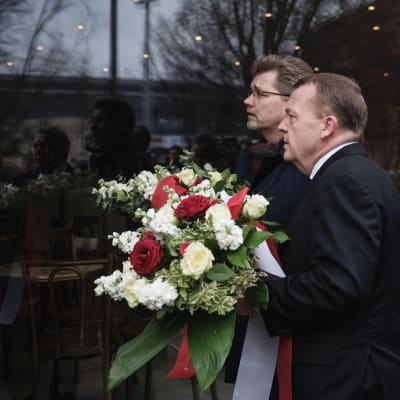 Statsminister Lars Lökke Rasmussen (till höger) och Köpenhamns borgmästare Frank Jensen lade ner blommor vid kulturcentret där filmregissören Finn Nörgaard sköts ihjäl.