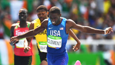 Kerron Clement korsar mållinjen som etta i OS i Rio.