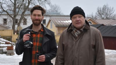 Redaktör Jonas Sundström och miljöchef Gustav Munsterhjelm bygger fågelholkar.