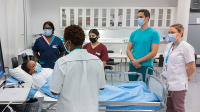 Sjukvårdare utbildas vid yrkeshögskolan Laurea i Dickursby. 