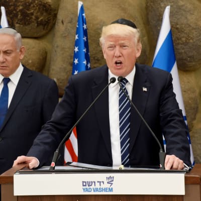 Donald Trump, med premiärminister Benjamin Netanyahu i bakgrunden talar vid Yad Vashem, monumentet och forskningscentret för förintelsens offer i Jerusalem 23.5.2017.