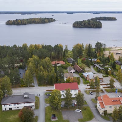 Lestijärven keskusta kuvattuna ilmasta. Kuvan yläosassa näkyy myös itse Lestijärvi. 