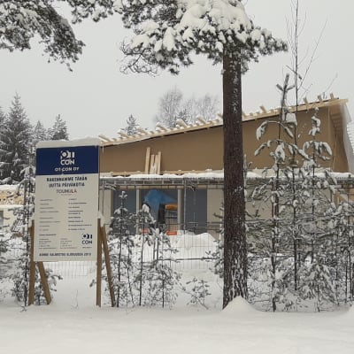 Daghemsbygge i snö i Störsvik i Sjundeå.