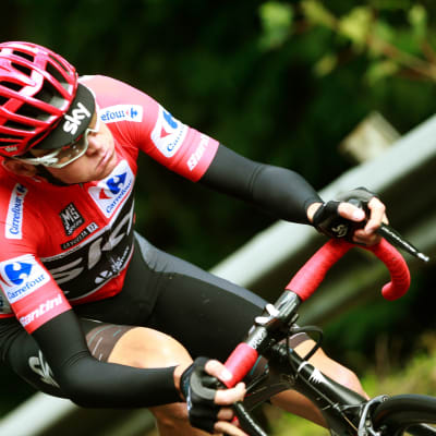 Chris Froome går mot sina första seger i Vueltan.