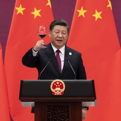 Xi Jinping höjer ett glas vin vid en tillställning i Peking (arkivbild)