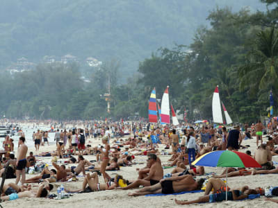 Turister på Patong Beach i Phuket, Thailand.
