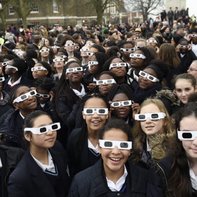 Studenter vid nollmeridianen i Greenwich observerar solförmörkelsen den 20 mars 2015.