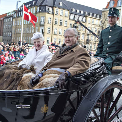 Danmarks drottning Margrethe åker genom Århus tillsammans med sin man prins Henrik för att fira drottningens 75-årsdag.