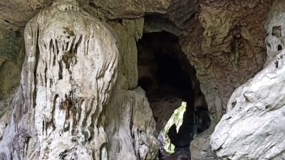 Grottor i Lenggong där gamla hominidskelett och verktyg har hittats.