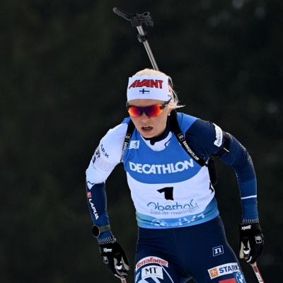 Mari Eder hiihtää Oberhofissa.