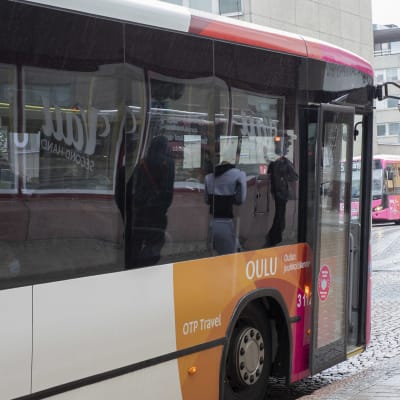 Oulun Taksipalvelun linja-auto Oulussa.