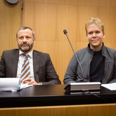 Asianajaja Peter Jaari ja Aleksanteri Kivimäki Länsi-Uudenmaan käräjäoikeudessa.