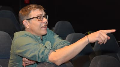 Regissör Ville Sandqvist dirigerar skådespelarna vid Tryckeriteatern.