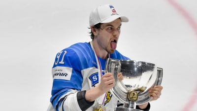 Juho Lammikko lyfter VM-bucklan i maj 2019.