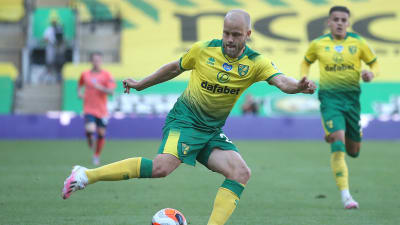 Norwichs Teemu Pukki spelar fotboll i matchen mot Everton.