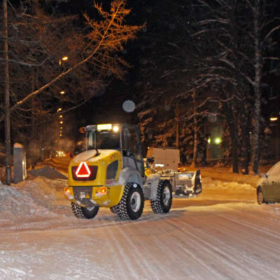 Fastighetsskötare John Ranko kör traktor på Mörtnäsvägen