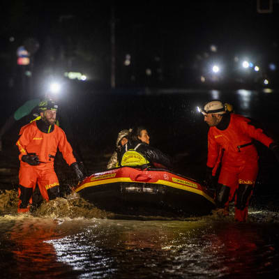 Pelastusviranomaiset töissä Emilia-Romagnan maakunnan tulvissa.