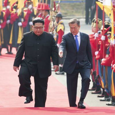 Nordkoreas ledare Kim Jong-Un och Sydkoreas president Moon Jae-In i Panmunjom då de stiger in i Fredshuset för att inleda förhandlingarna. 