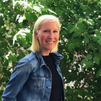 Marknadsföringschef på Sets Hedda Sirén ler framför en buske.