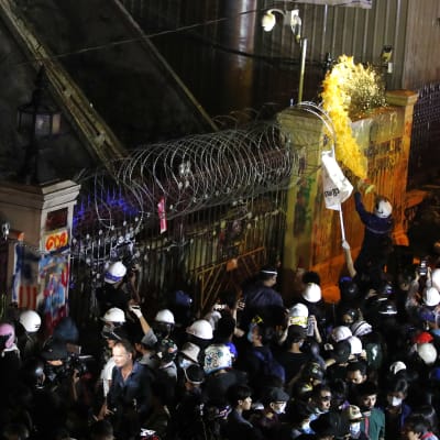 Thaimaassa mielenosoittajat heittivät maalia Thaimaan poliisin päämajan portin päälle 18. marraskuuta 2020.