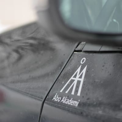 En svart bil med bokstäverna ÅA på sidan.