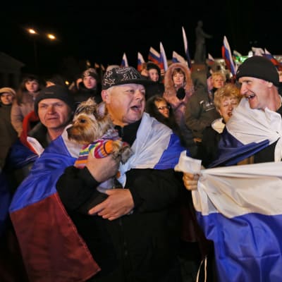 Männisor i Simferopol firar resultatet i folkomröstningen på Krim