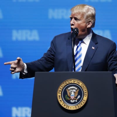 President Donald Trump hyllade både sig själv och vapenägare vid vapenlobbyn NRA:s årsmöte i Dallas