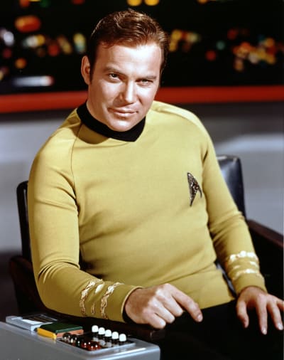 Kapteeni Kirk istuu tähtilaivan komentotuolissa