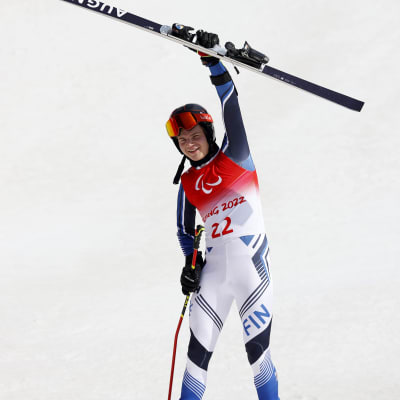 Santeri Kiiveri juhlii paralympialaisten kultamitalia.