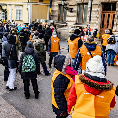 En grupp med människor står på gatan under en demonstration i Åbo.