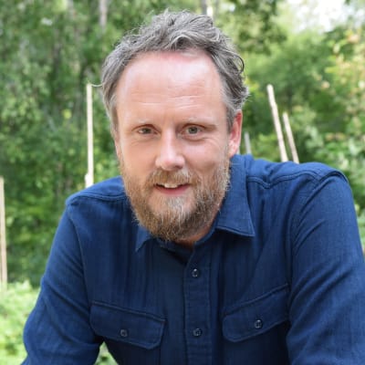 Porträtt på Strömsös kock Anders Samuelsson med skog i bakgrunden