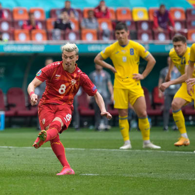 Pohjois-Makedonian Ezgjan Alioski teki joukkueensa kavennusmaalin Ukrainaa vastaan.