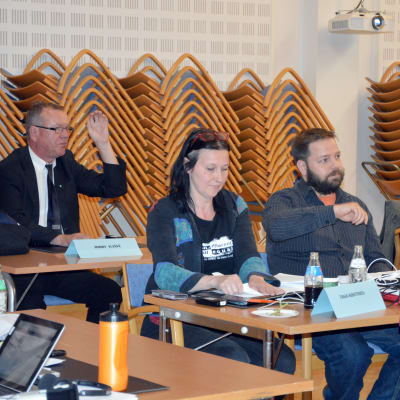 Raseborgs stadsfullmäktige har möte. Från vänster ledamöterna Harry Yltävä (Vf), Tanja Konttinen, Oskari Sundström och Ira Donner (de Gröna) samt Petri Palin (Sannf).