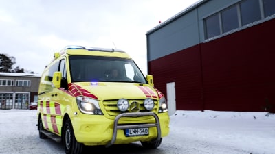 Ambulans donerad av Österbottens välfärdsområde på väg till Ukraina.