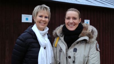 Birgitta Udd och Daniela Andersson står ute med ytterkläderna på.