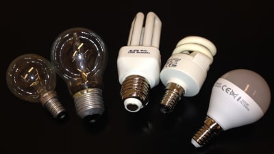 Olika lamptyper. Fr.v.: Glödlampa, Halogenlampa, 2 x lågenergilampor (lysrörslampor) och LED-lampa