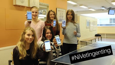 Ina Källman, Ida Mäenpää, Georgina Kung, Ida Sundelin och Frida Wargh i Oxhamns skola i Jakobstad visar upp sina mobiler. Med #Nivetingenting-stämpel.