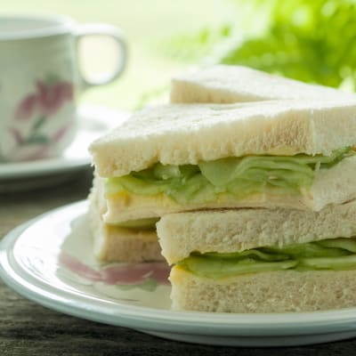 Traditionella brittiska dubbelsmörgåsar serverade med en kopp te.