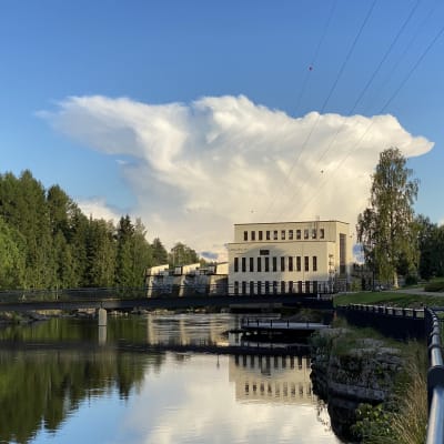 Kajaaninjoen Koivukosken vesivoimalaitos.