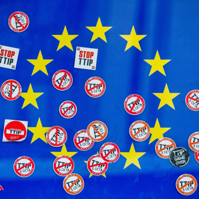 EU-flaggan efter en protest i Bryssel i september 2016.