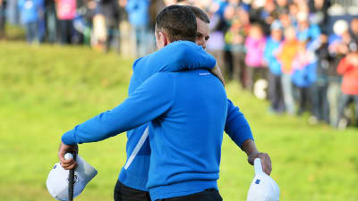 Justin Rose och Henrik Stenson firar en lyckad första dag i Ryder Cup.